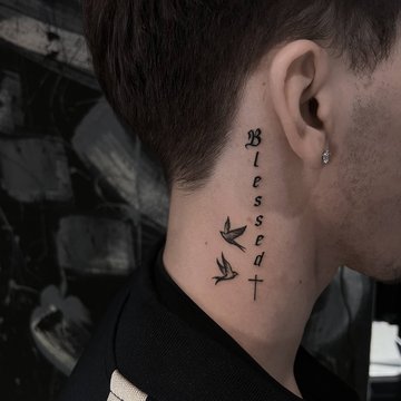 тату надпись на шее