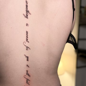тату надпись на спине