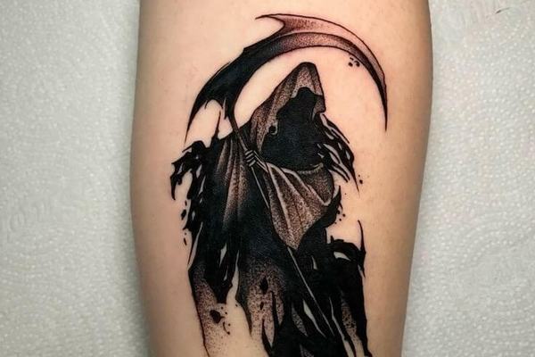 Blackwork тату смерть с косой на руке