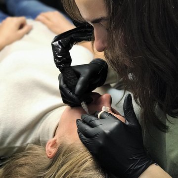 Майстер робить перманентний макіяж губ