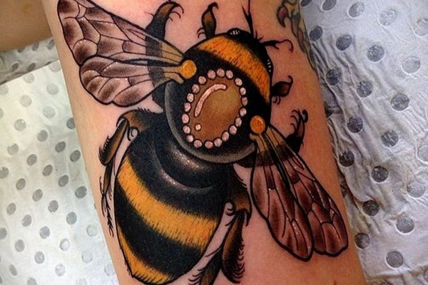 1652075937_8-o-tendencii-com-p-tatu-pchela-foto-8