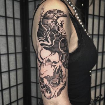 Тату ворон на плече в стиле blackwork