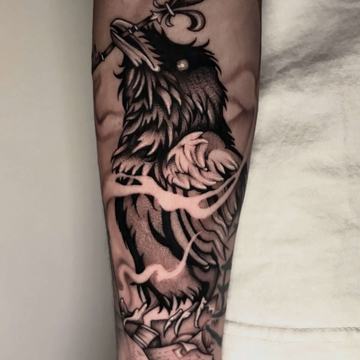 Blackwork тату ворон на руке