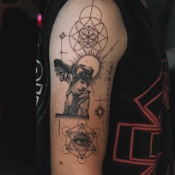 Мужские тату на плече