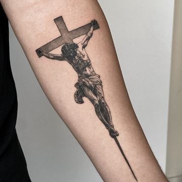 Тату распятие на руке