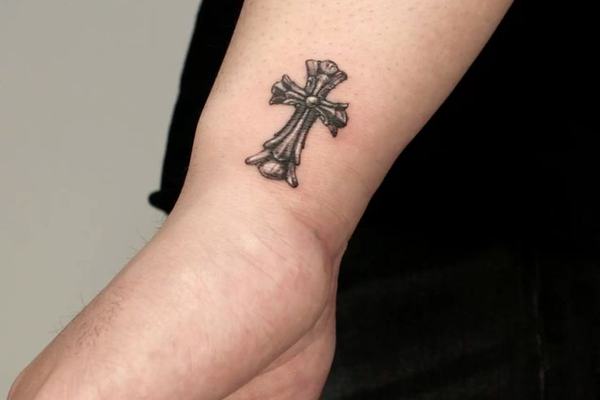 1614198910_32-p-latinskii-tatu-krest-na-ruke-32.jpg