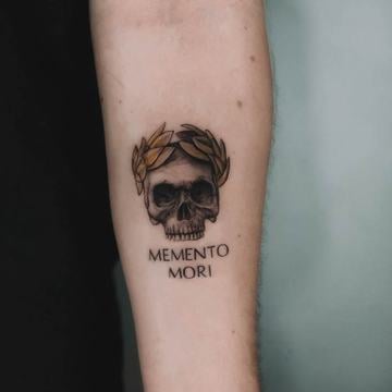 Тату Memento Mori с черепом и лавровым венком