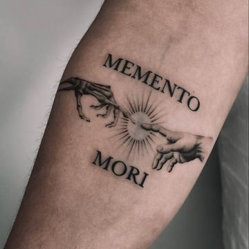 Тату Memento Mori с руками и солнцем