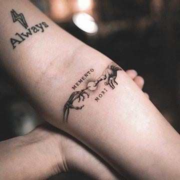 Маленькое тату Memento Mori на руке