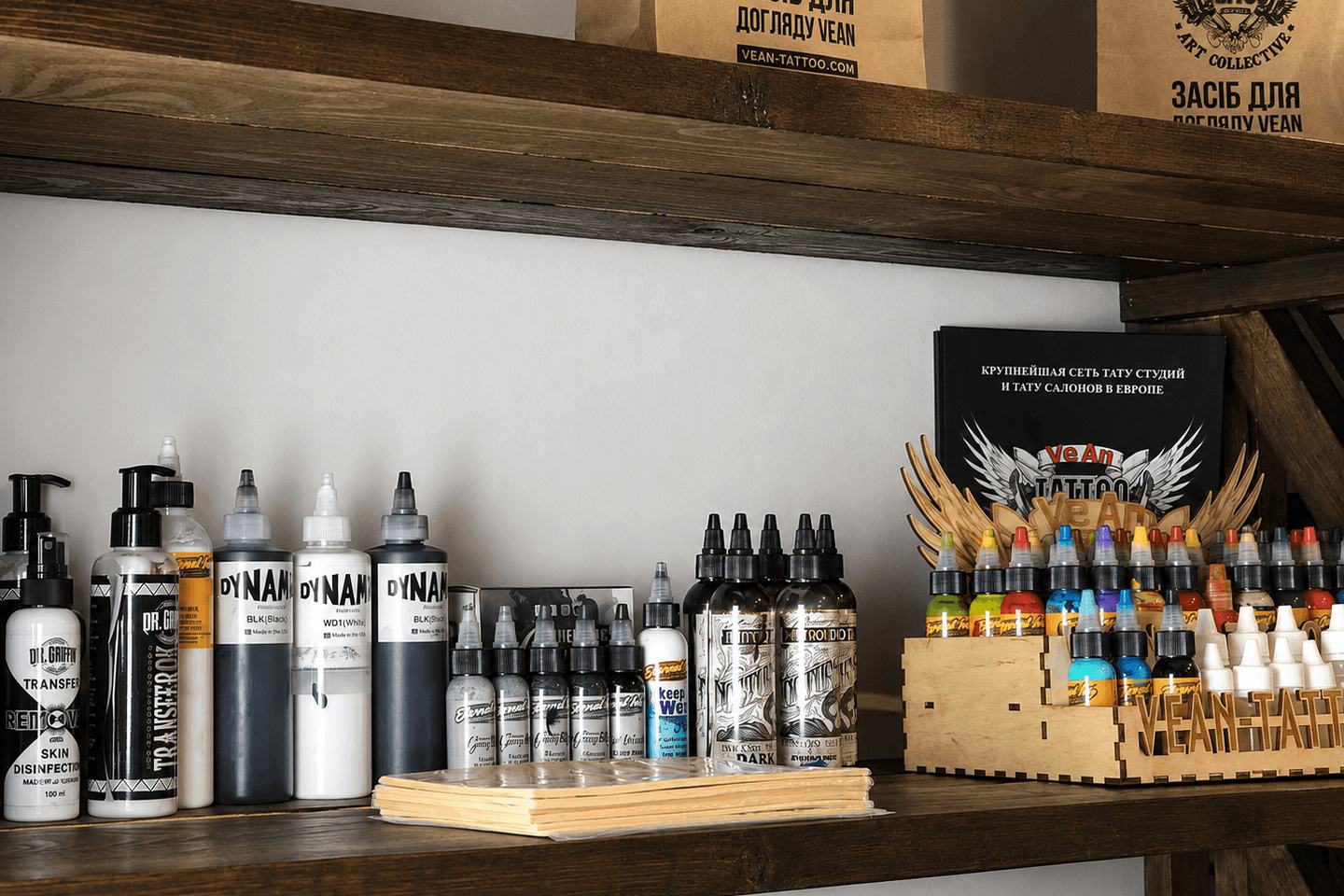 Тату-пігменти та засоби для роботи майстра на полиці VEAN TATTOO