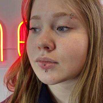 Пірсинг брови та губ 