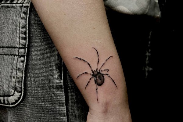 Реалістичне тату павук на зап’ясті