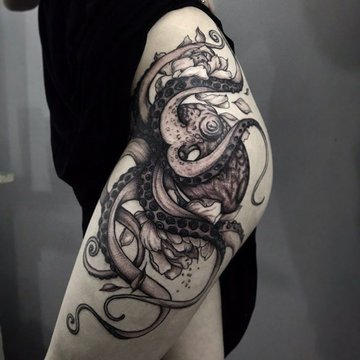 тату осьминог у девушек