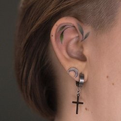 Тату на ухе