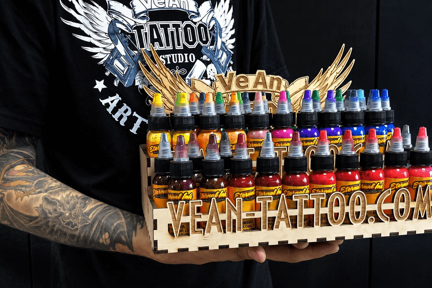 Тату-майстер тримає набір кольорових пігментів VEAN TATTOO