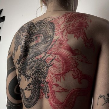 масштабне татуювання драконів на спині