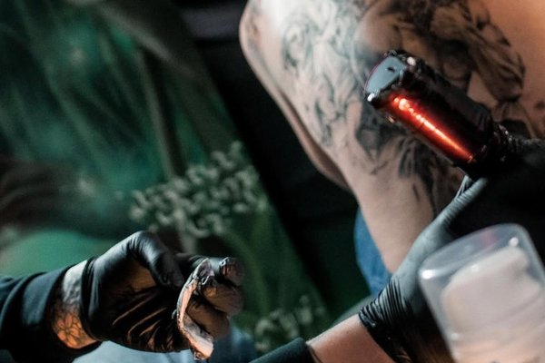 Нанесение тату на спину