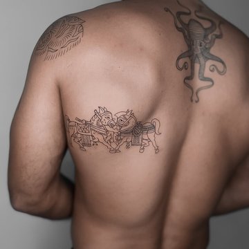 Контурне татуювання коней на спині