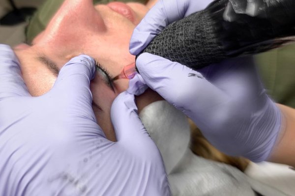 Татуаж війкового контуру у салоні