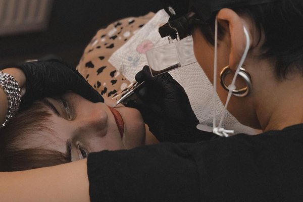 Майстер виконує перманентний макіяж губ