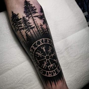 Blackwork тату Вегвизир с лесом на предплечье