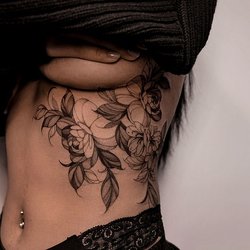 Женские татуировки на ребрах