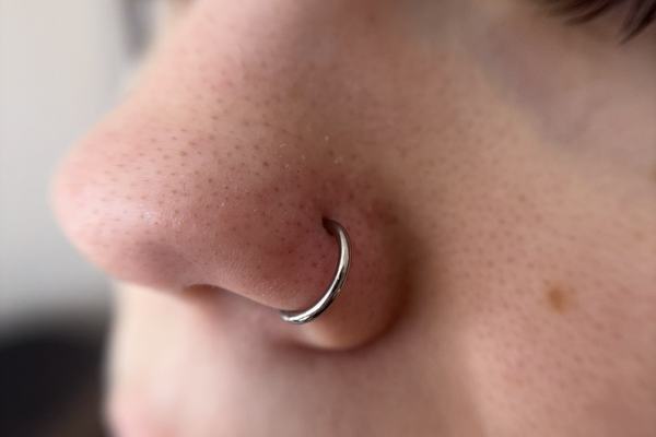 пирсинг крыла носа