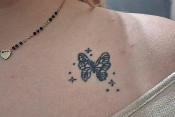 старение тату на груди