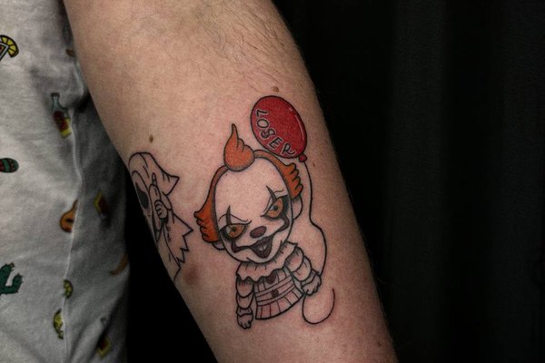 Тату Пеннівайз з червоною кулькою