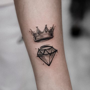 Тату корона і діамант передпліччя