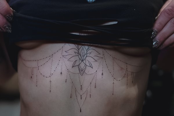 тату под грудью