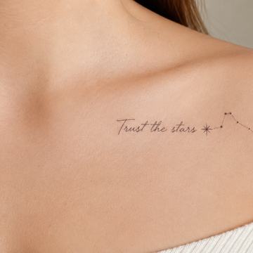Тату надпись Trust the stars на ключице