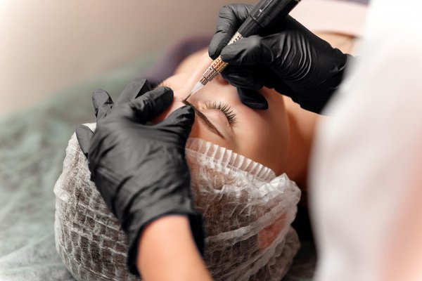 close-up-beautiful-woman-face-with-thick-brows-beauty-salon-permanent-makeup-eyebrows_141188-72.jpg