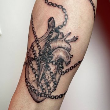 Тату сердце в цепях