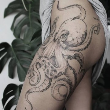 Тут осьминого у девушки на бедре
