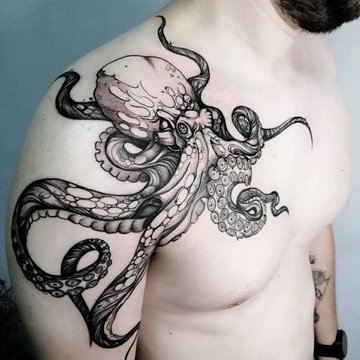 татуировка осьминог на плече у мужчины