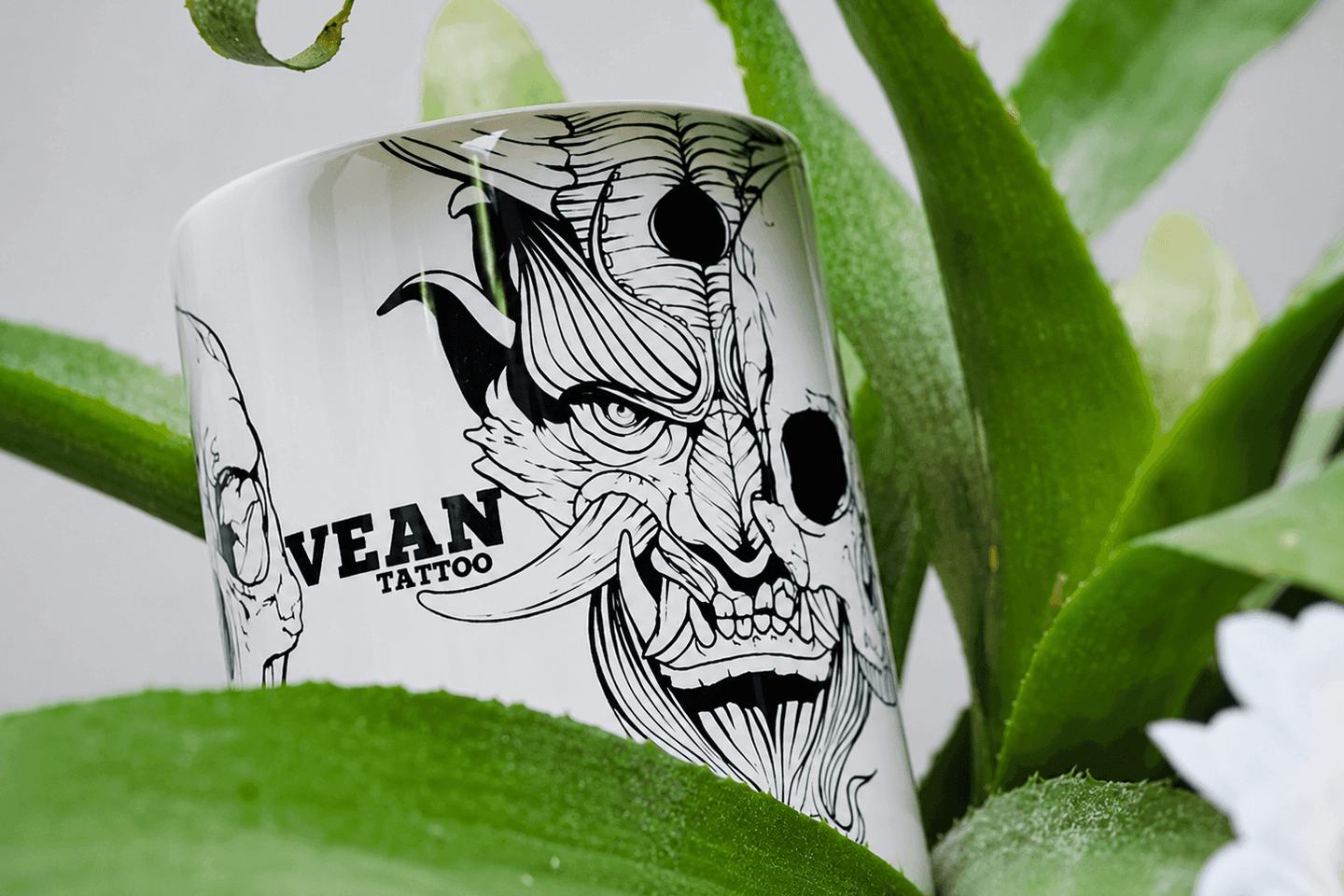 Чашка VEAN TATTOO з графічним черепом серед зеленого листя