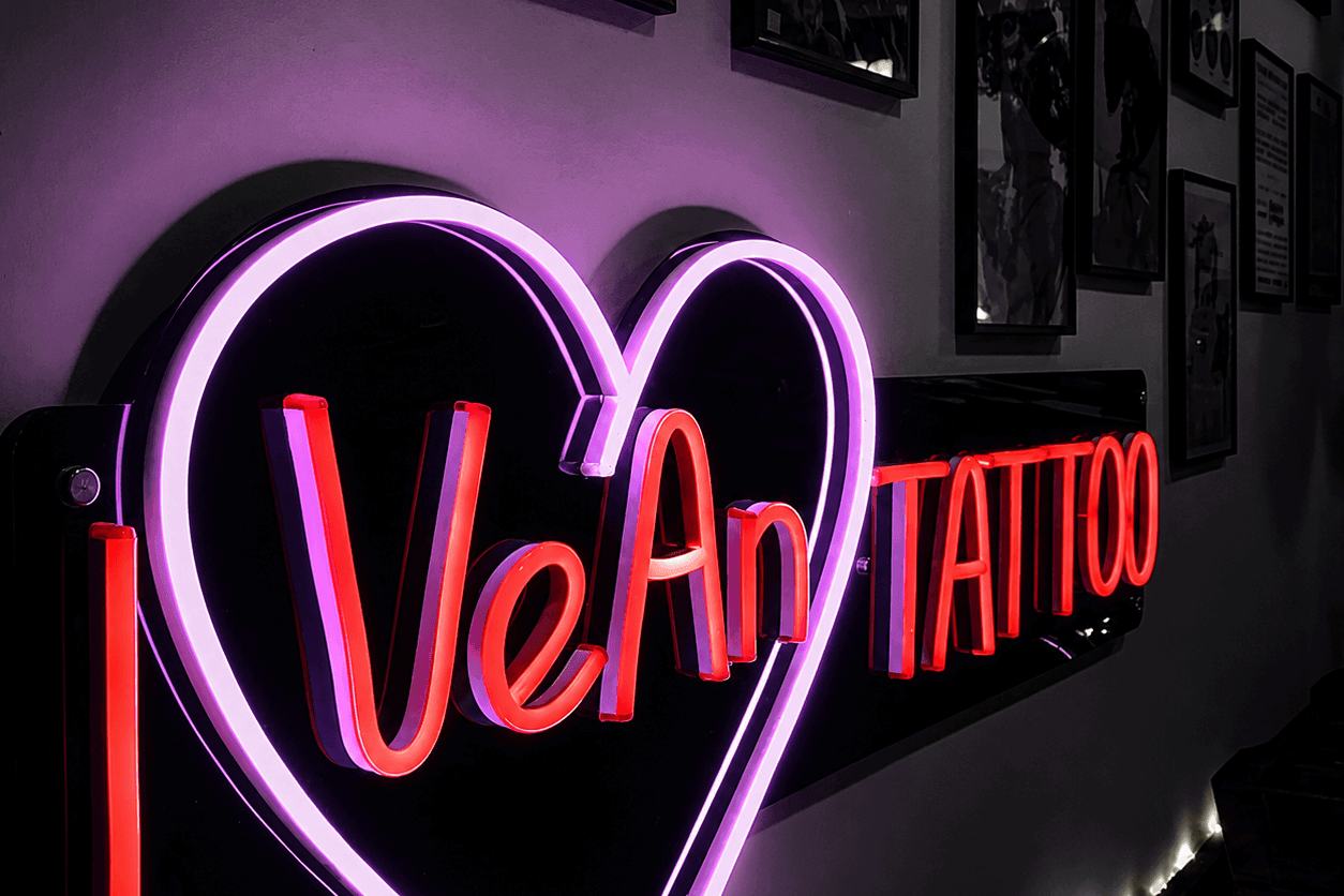 Неонова вивіска VEAN TATTOO