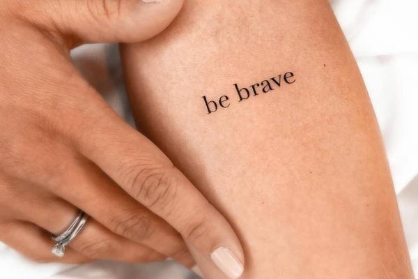 Тату-надпись Be Brave
