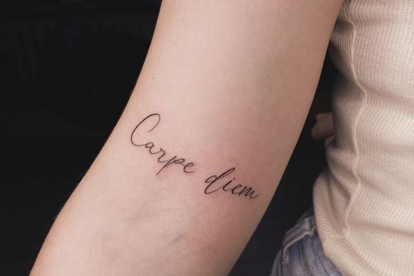 Надпись Carpe Diem