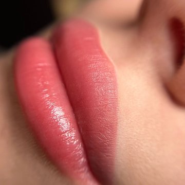 Перманентный макияж губ с мягким розовым оттенком