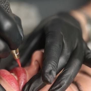 Татуаж губ мастер в перчатках