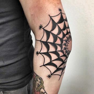 Blackwork тату паутина на локте