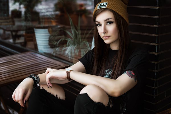 laura-henning-model-girl-brunette-long-hair-straight-hair-fa.jpg