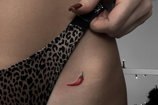 тату на бедре