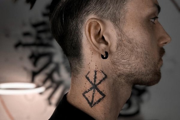 Тату на шиї