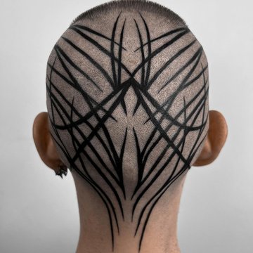 Чорне лінійне татуювання на потилиці