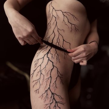 тату молния на бедре