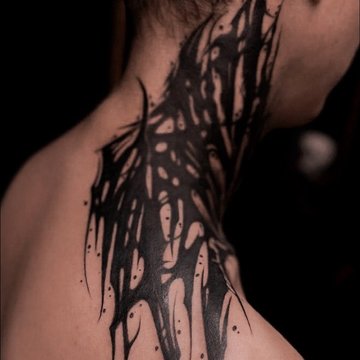 Абстрактне чорне татуювання на шиї