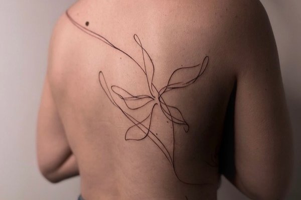 тату лайнворк на спине